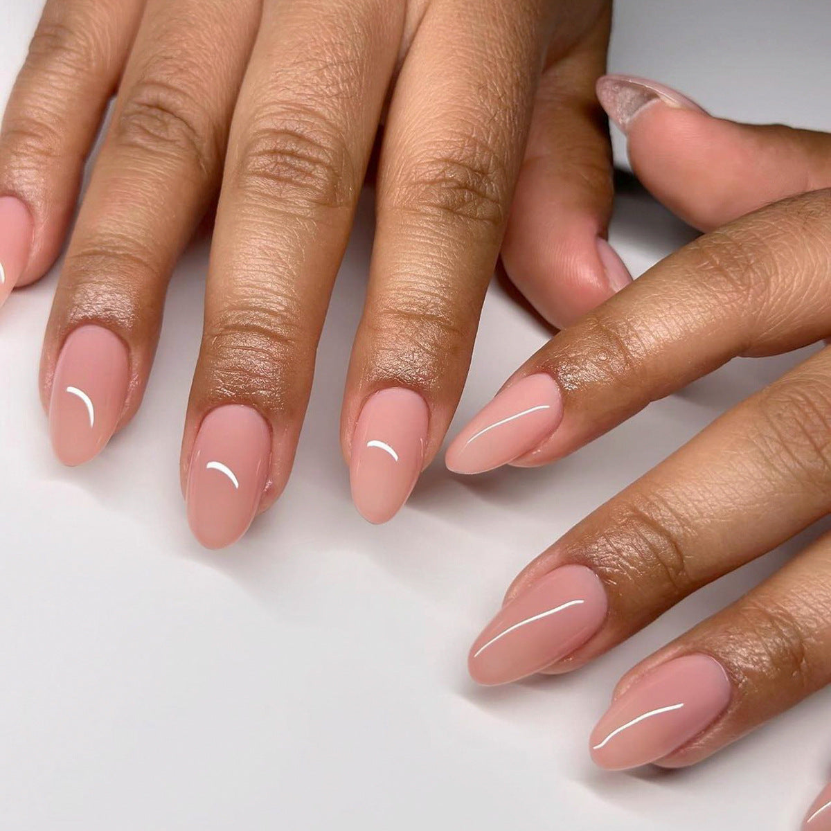 Everyday Color Round 24-piece press-on nail collection