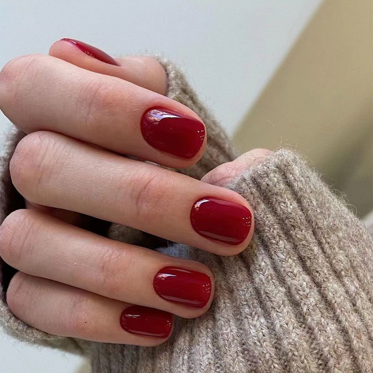 Classic Solid Short 24-piece press-on nail collection