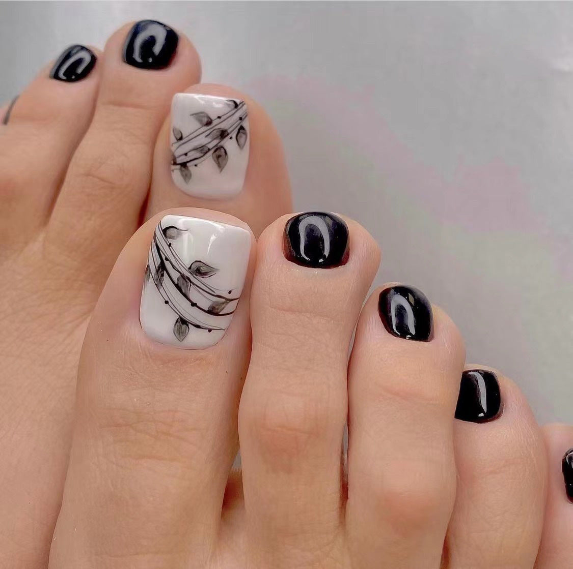 Everyday Pedi Edit press-on toenails