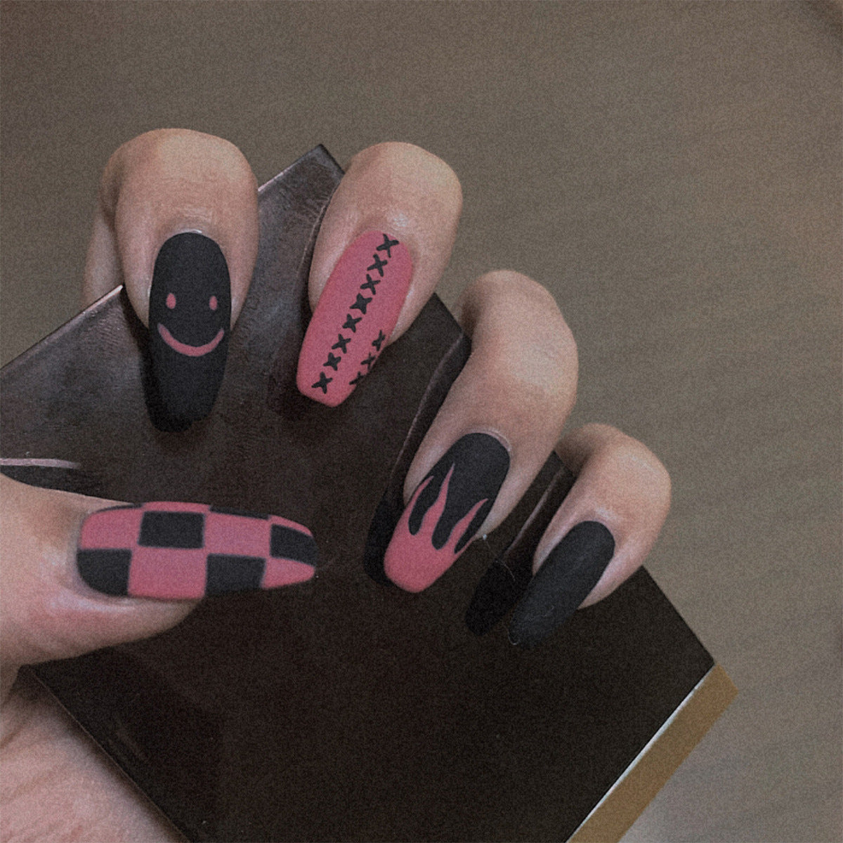 Flame Contrast press-on nails