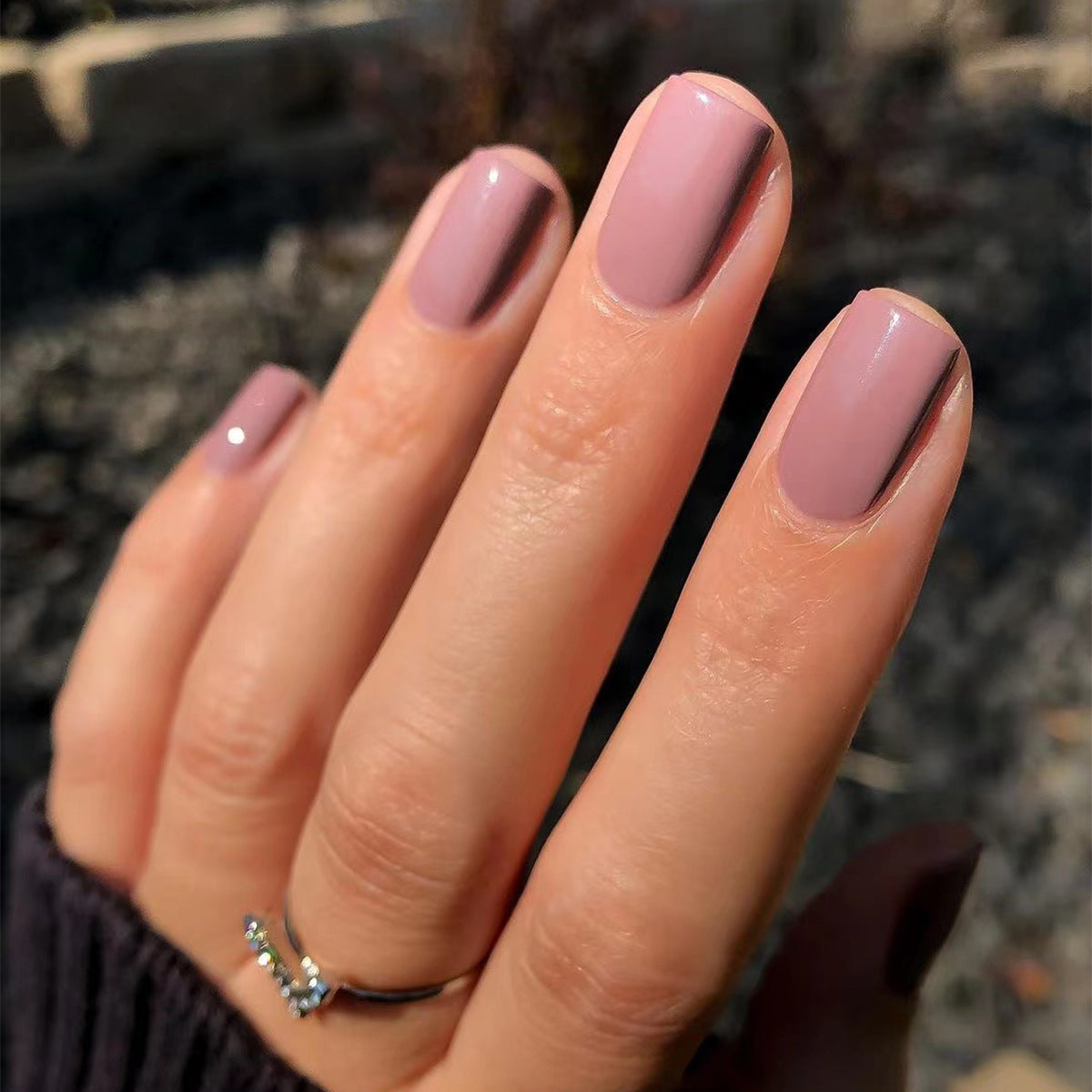 Classic Solid Short 24-piece press-on nail collection