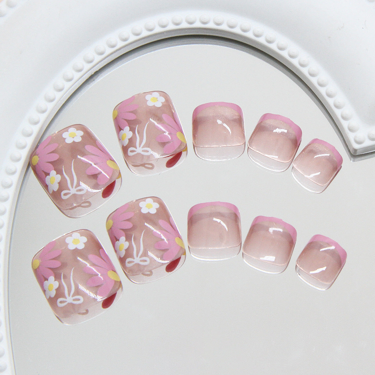 Lilac Daisy Bow French 24-piece press-on toenail set