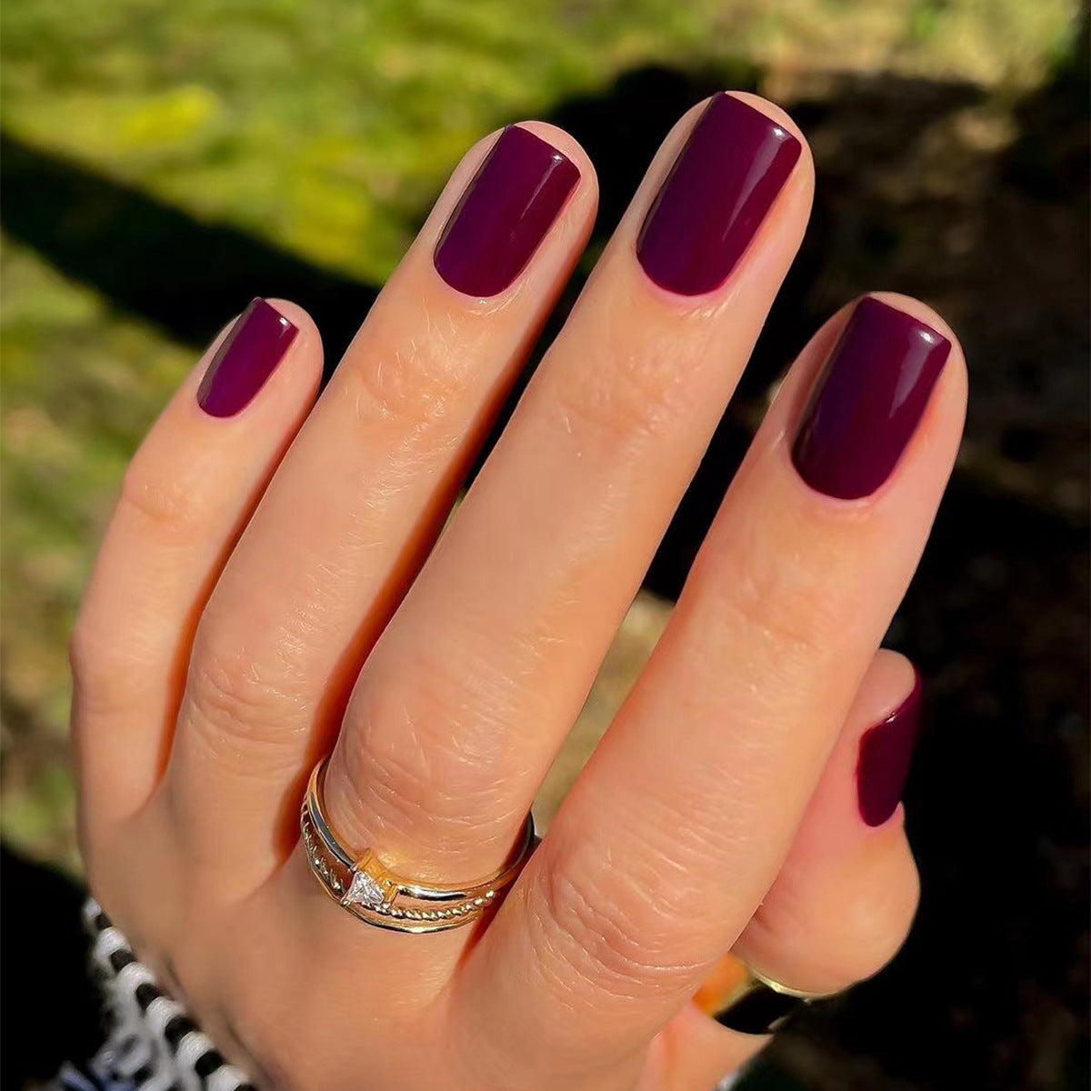 Classic Solid Short 24-piece press-on nail collection