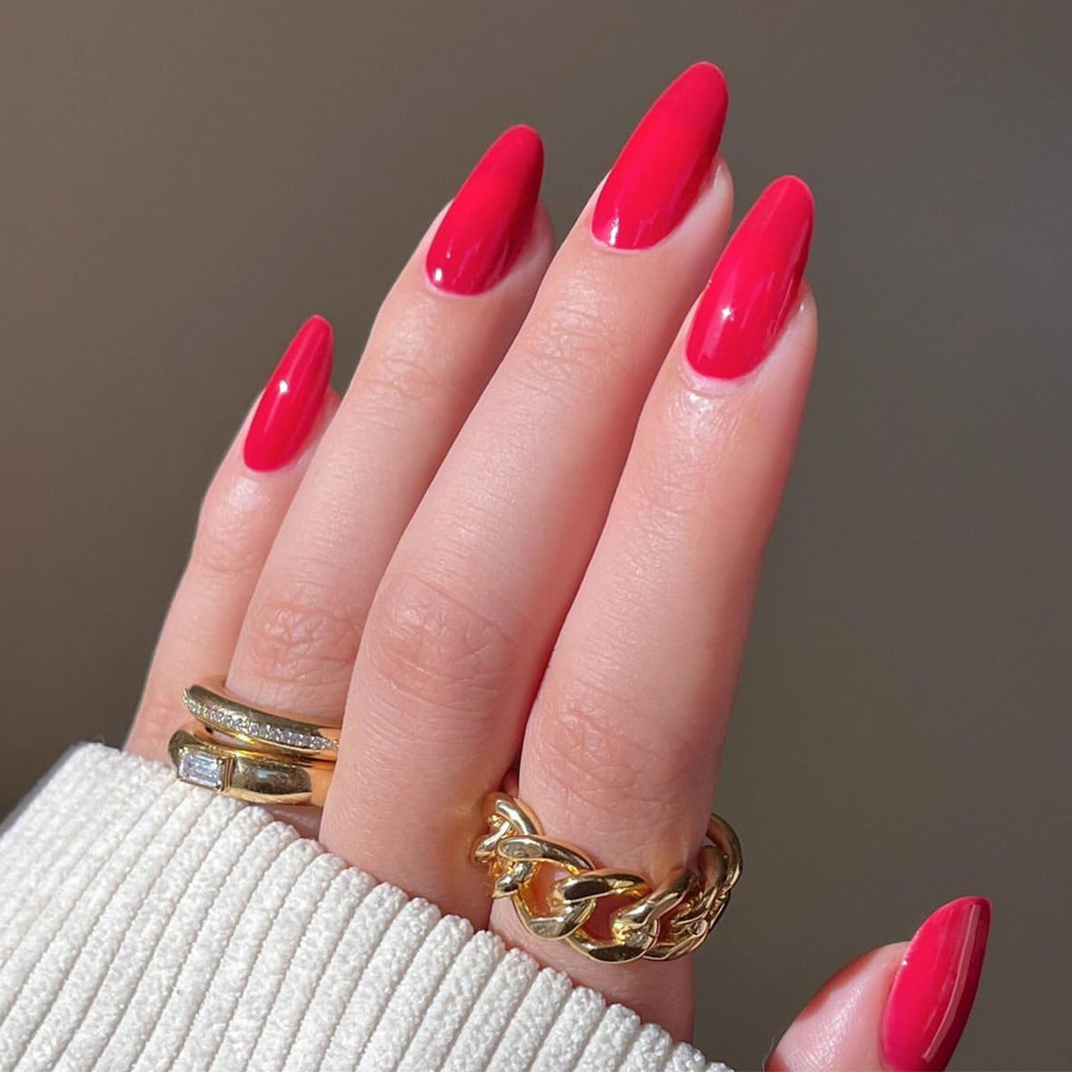 Everyday Color Round 24-piece press-on nail collection
