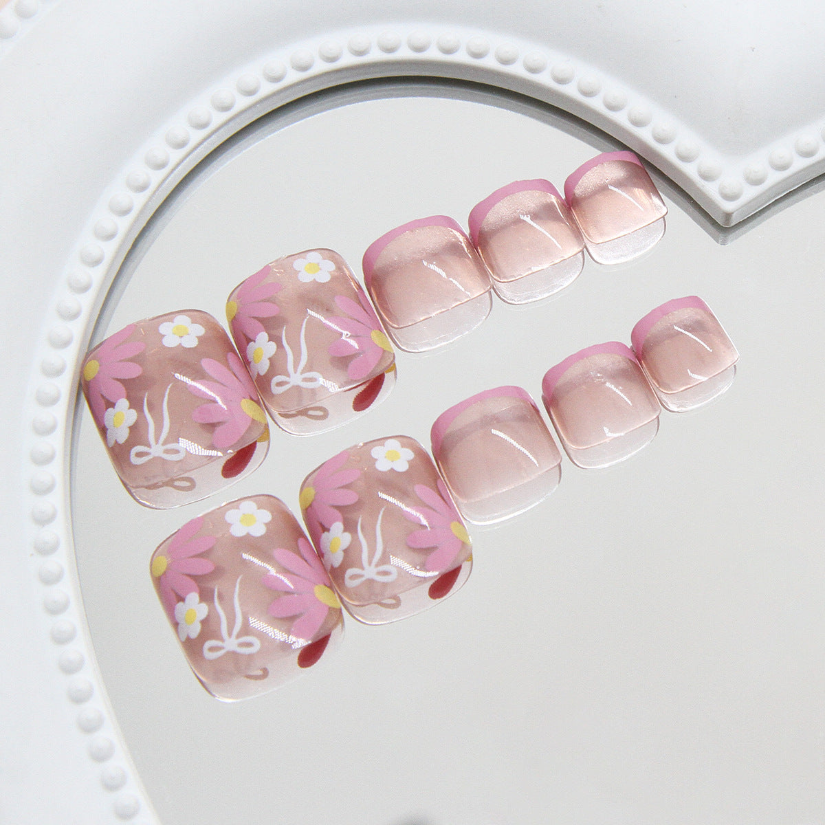 Lilac Daisy Bow French 24-piece press-on toenail set