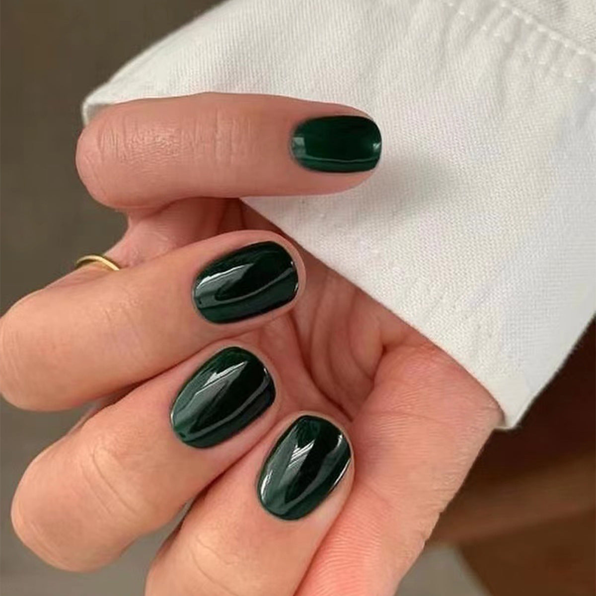 Classic Solid Short 24-piece press-on nail collection