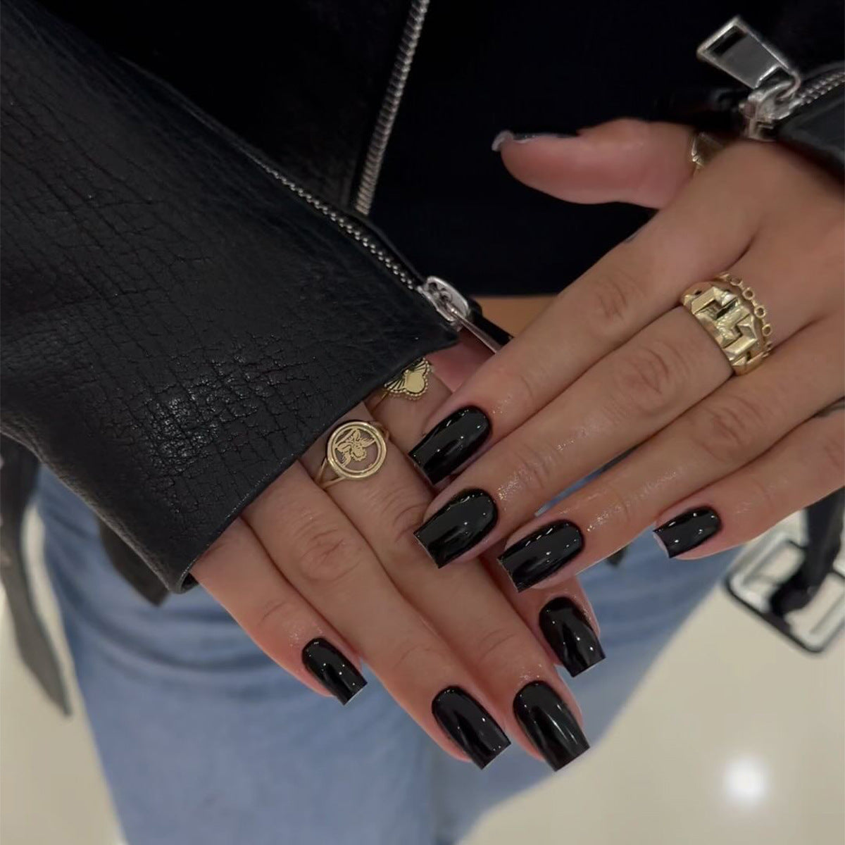 Classic Solid Short 24-piece press-on nail collection