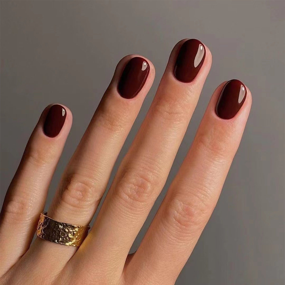 Classic Solid Short 24-piece press-on nail collection