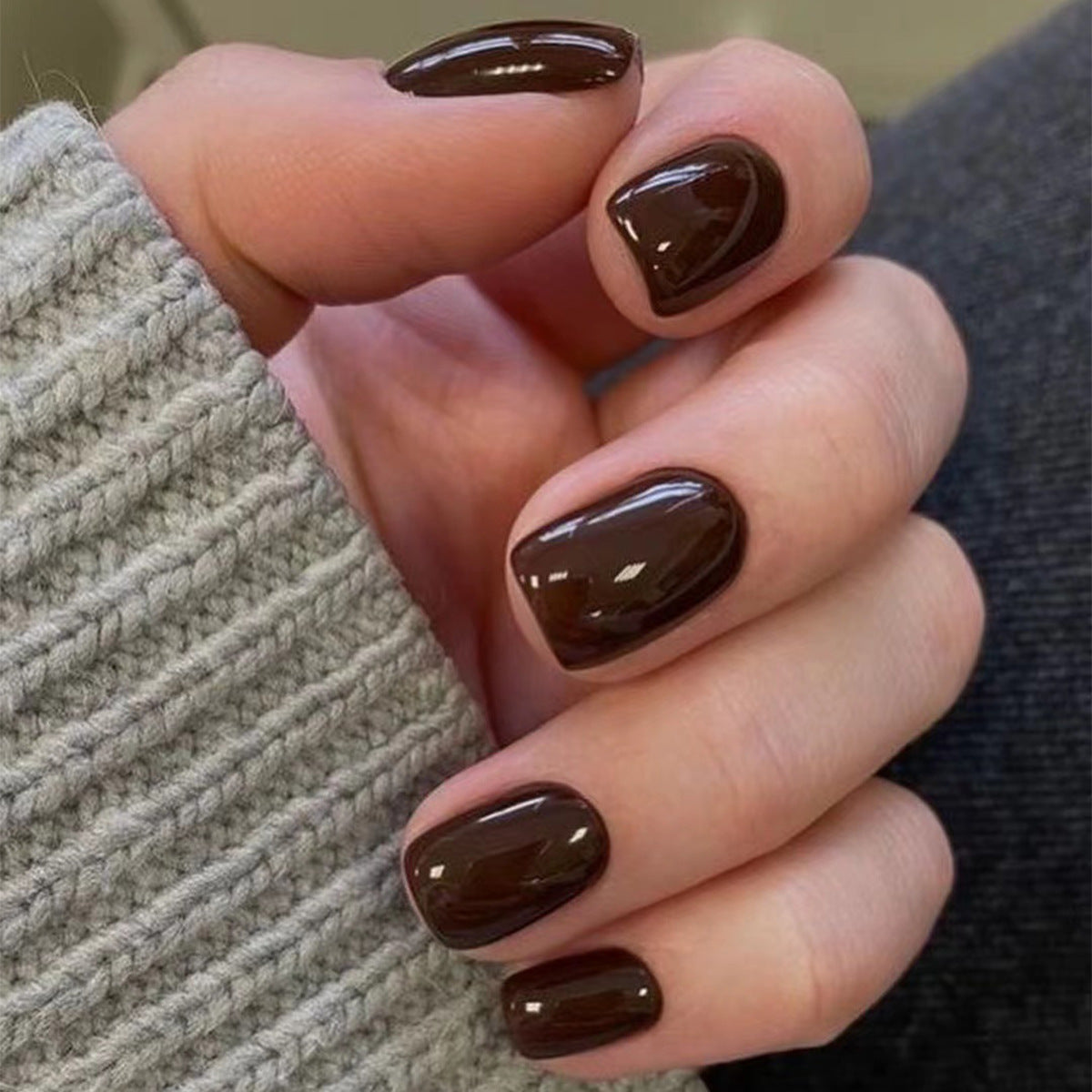 Classic Solid Short 24-piece press-on nail collection