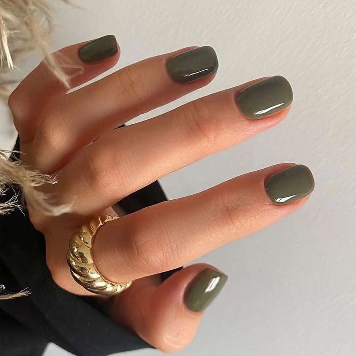 Classic Solid Short 24-piece press-on nail collection