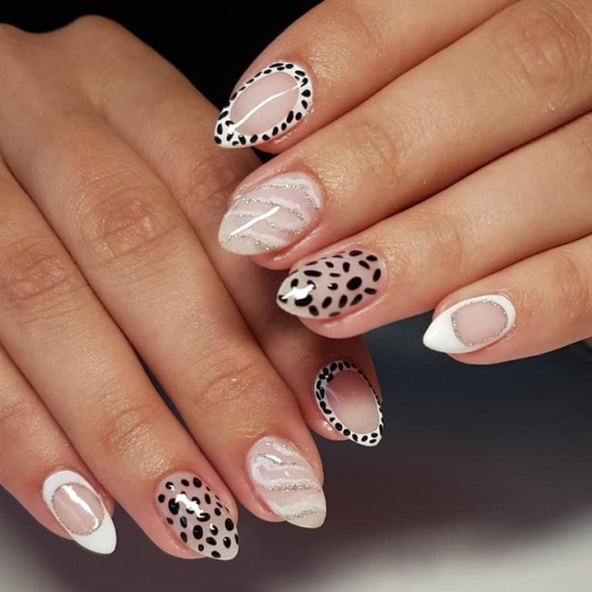 Dalmatian Contrast monochrome press-on nails