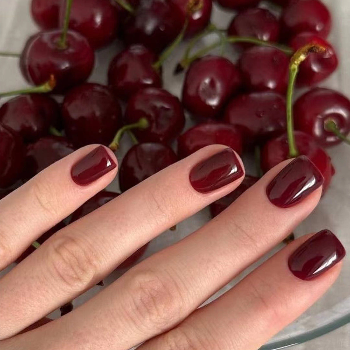 Classic Solid Short 24-piece press-on nail collection